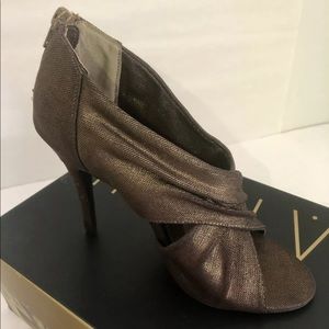 Via Neroli Heels Size 6 in Shimmering Bronze Brown. Worn once to an indoor event